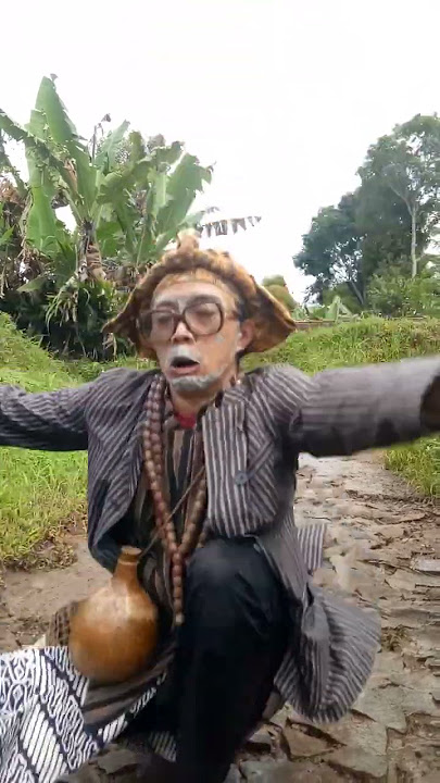 AKI LENGSER FALLED WHILE WALK WANT TO MAPAG PANGANTEN WHAT HAPPENED #shorts #upacaraadatsunda