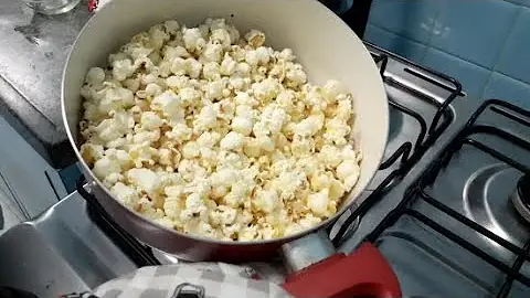 Porque o grão de milho de pipoca estoura?