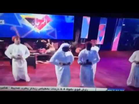 رقصة عفوية من طارق العلي على الفلكلور العماني في صلالة