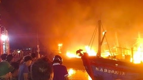 Nghệ An: Cháy lan đồng loạt 4 tàu cá, thiêu rụi hàng chục tỉ đồng ở Lạch Quèn