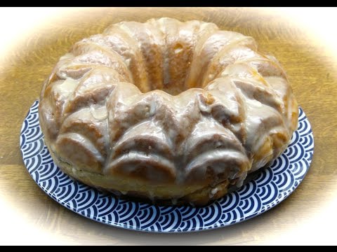 Kein Gugelhupf wie jeder andere, denn wir verstecken in diesem Kuchen Rezept eine fruchtige Füllung,. 