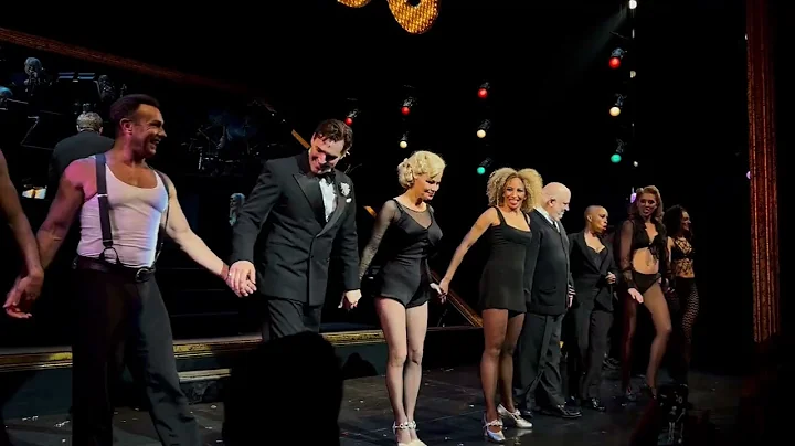 Watch Pamela Anderson's First Broadway Curtain Cal...