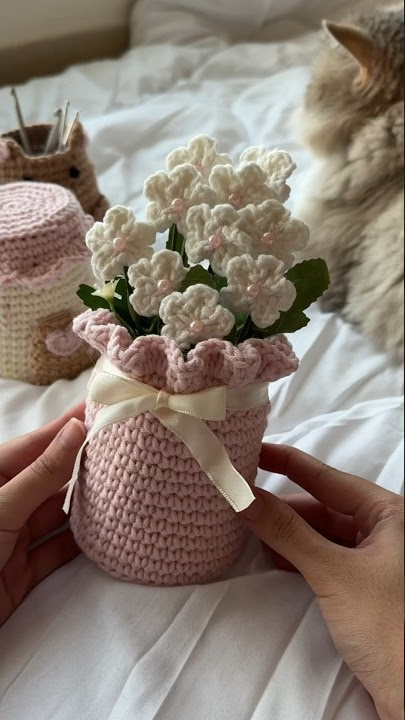 #diy #crochet flower vase with daisies - tutorial is on my yt channel 🤍 #crocheting #diycrafts