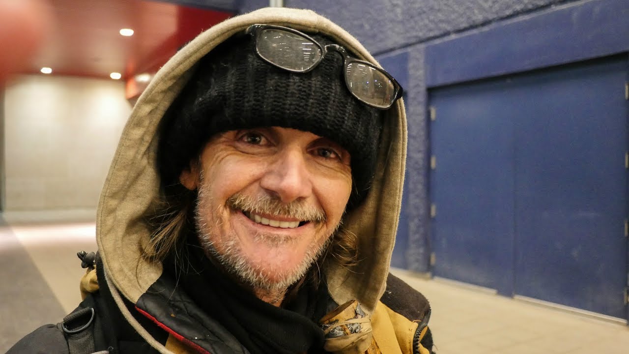 Брэд и его жена остались бездомными в Виннипеге, Канада, потому что им прекратили выплачивать пос...