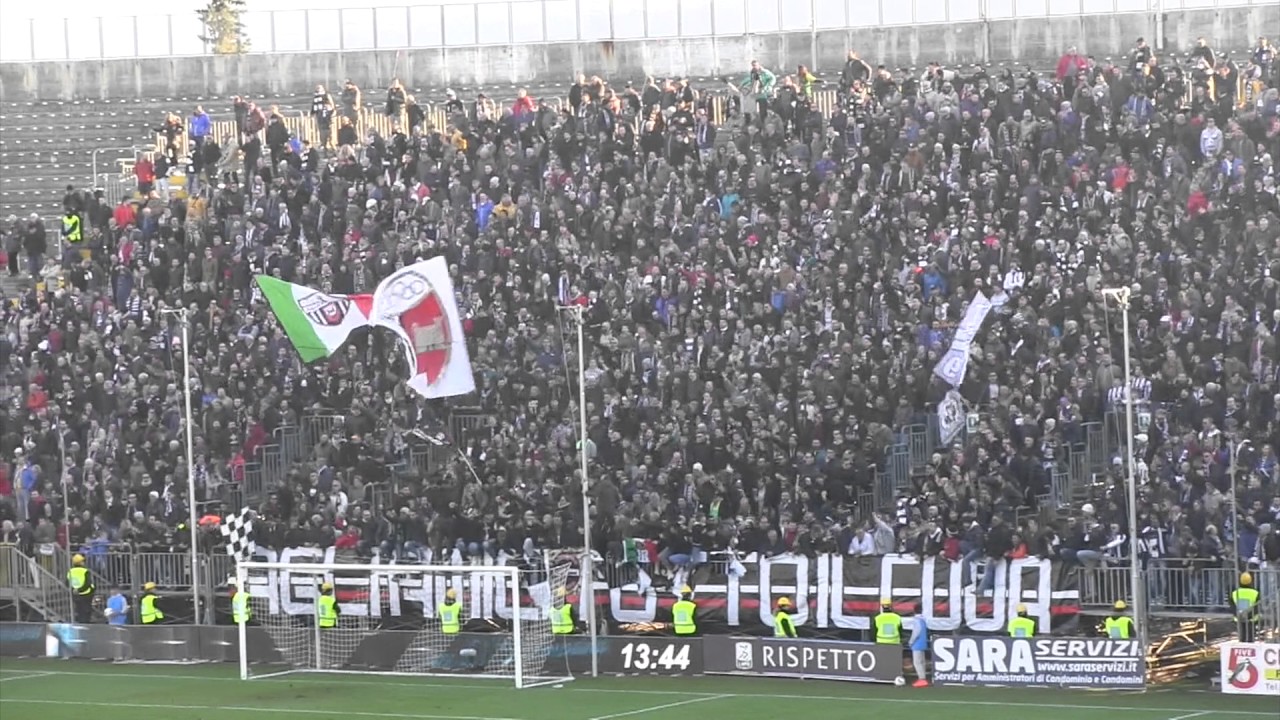 Ascoli-Latina, lo spettacolo dei tifosi bianconeri