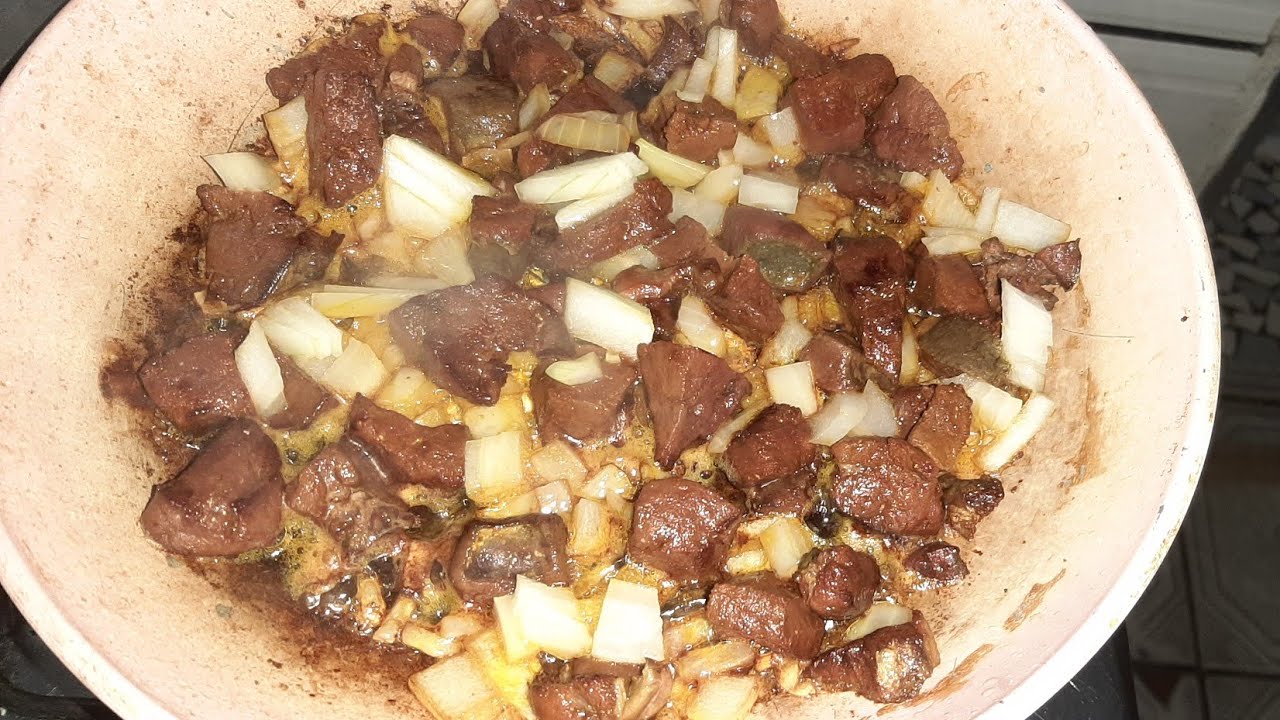 fígado bovino frito com mistura de alface. 5432839 Foto de stock