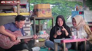 Ngamen Di Depan Cewek  Ceweknya Langsung Tersipu Malu Guys