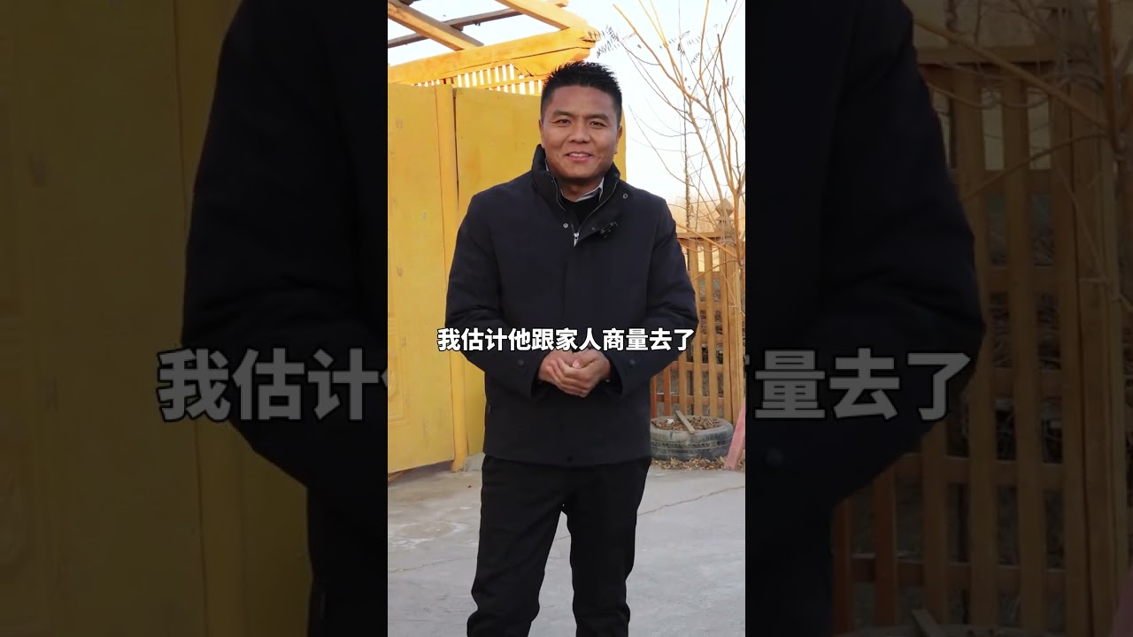 老熟的绛红皮色，像赤霞漫过雪巅，浓艳却不浮躁，顺着玉料肌理自然晕染；白肉无杂无僵，油润感十足，摩挲间如触婴儿肌肤~