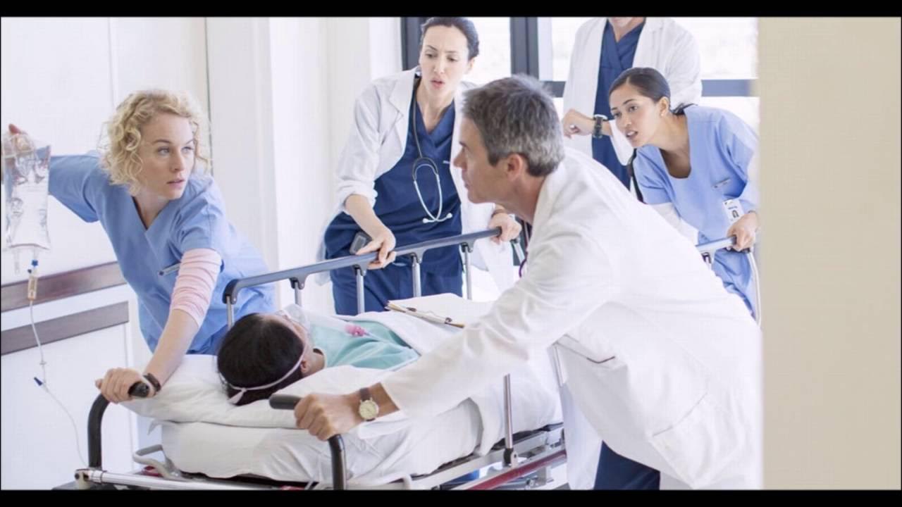 функции скорой медицинской помощи. организация оказания неотложной помощи. пациент на каталке в больнице. отделение неотложной помощи в больнице. госпитализация пациента в операционную.