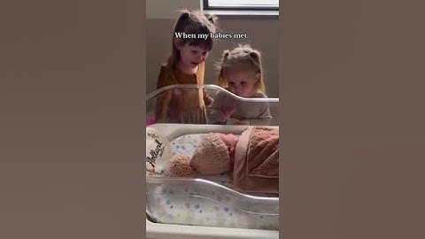 Heartwarming Moment! Mom Shows Newborn Baby to Her Kids – Their Reactions Are Priceless