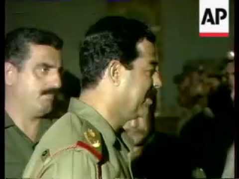 الرئيس العراقي صدام حسين يكرم عددا من الضباط والجنود بانواط الشجاعة 1 اب 1982