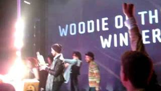 Paramore Winning MTV Woodie Award! Given to them by AAR. LIVE @ Roseland Ballroom 11/12/08