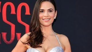 FOTOS SEXYS de Hayley Atwell: Pantimedias, Medias, Tacones, Minifalda y Mini Vestido