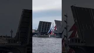 Проход корабля с алыми паруса под Благовещенским мостом ♥️Санкт-Петербург Репетиция