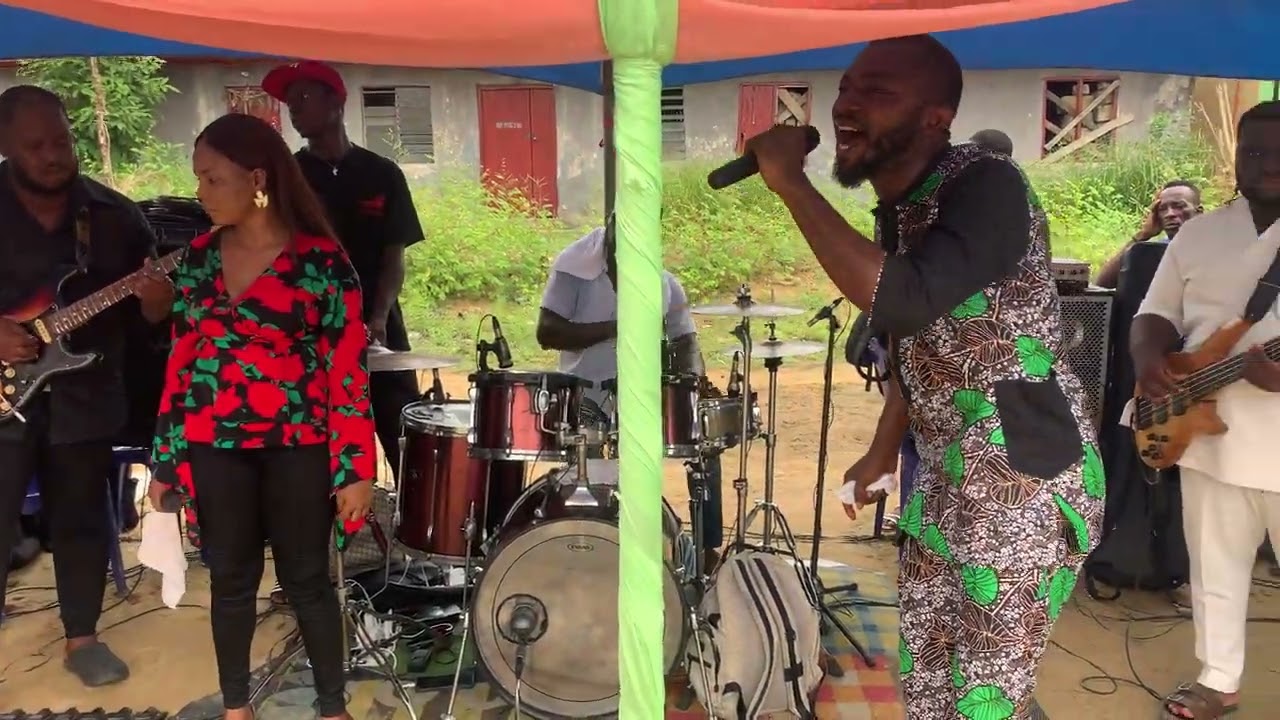 less praise 💪💪 the bassist and the drummer was working seriously 👑👑👑