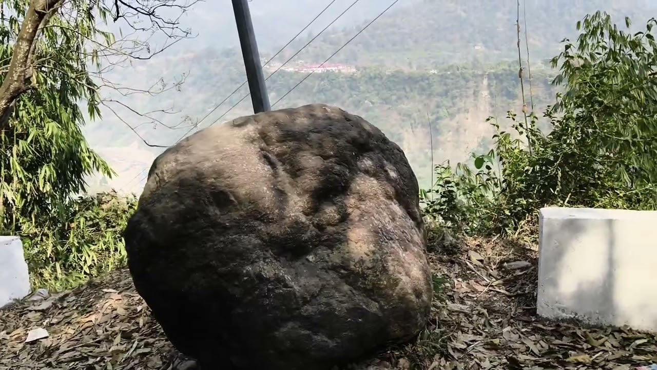 পশ্চিমবঙ্গের কালিম্পং জেলার অন্তর্গত ঝালং, সমুদ্রপৃষ্ঠ থেকে প্রায় ১,২০০ থেকে ১,৫০০ ফুট উঁচুতে।