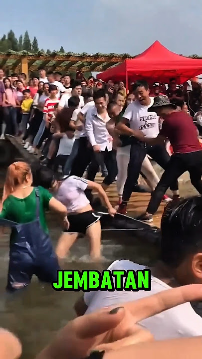 THIS GIRL'S PANTS ARE RIP ⁉️ #viralvideo #funny #hilarious