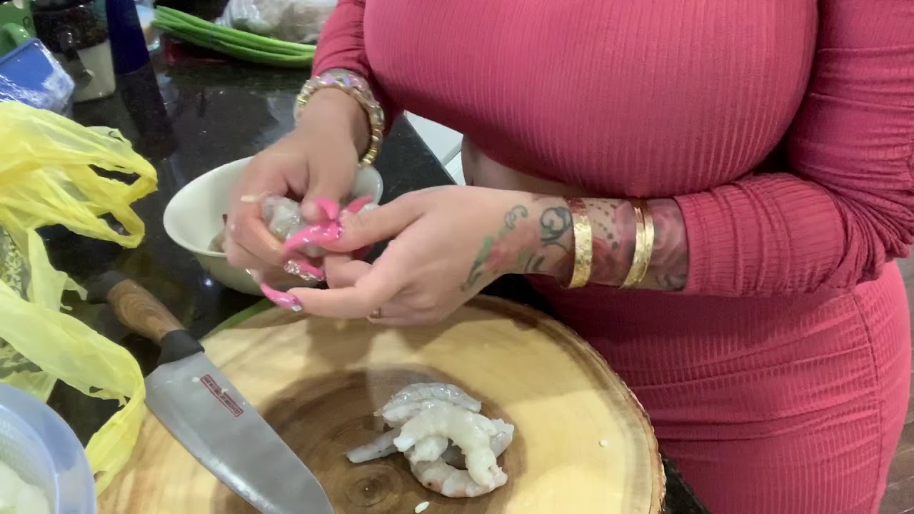 Cooking Vietnamese Soup Canh Bau Tom (Squash Shrimp)