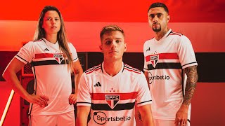 ABSURDO: Após provocações, árbitro saca um revolver e dispara contra  Rogério Ceni e contra a torcida do São Paulo na Copa Roblox de Futebol. :  r/futebol