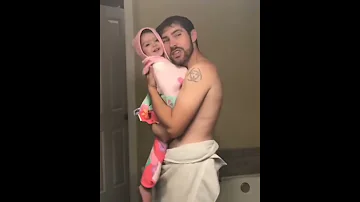 طفله تغني مع ابيها بطريقه طريفه جدا 