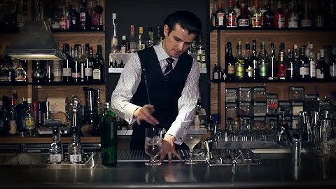 How To Stir Cocktails: The ULTIMATE Guide 😏🍸 | Diageo Bar Academy