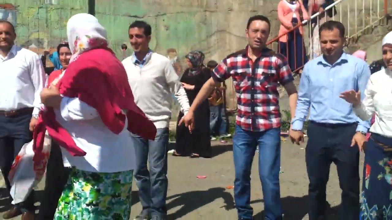 SERDAR BIYIKLININ DÜĞÜN AKPINAR İLKÖĞRETİM OKULU ÖNÜ