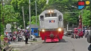 BIKIN GEGER ATAU SERU? KERETA REL DI JALAN RAYA #keretadijalanraya