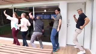 OTAVIANO COSTA E SUA EQUIPE DA RADIO GLOBO DANCANDO OLHA A EXPLOSAO