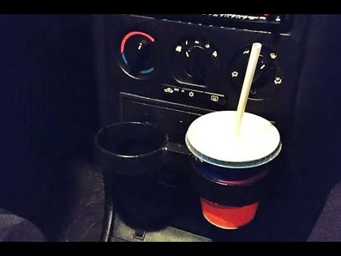 DIY-Cupholder fürs Auto im Test: Klebebandrolle für den Kaffeebecher