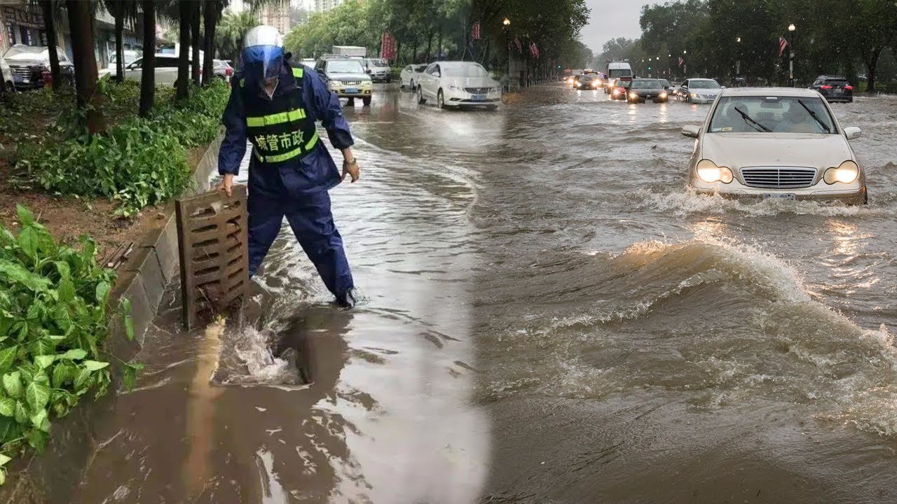 Flooding Street Cause Of Heavy Rain & Debris Block Culvert Drains ...