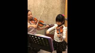 Ezri plays Toy Symphony (玩具交響曲) by Haydn with her violin teacher