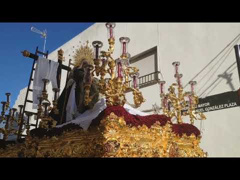 La Hermandad de la Amargura iniciando su estación de penitencia el Viernes Santo.