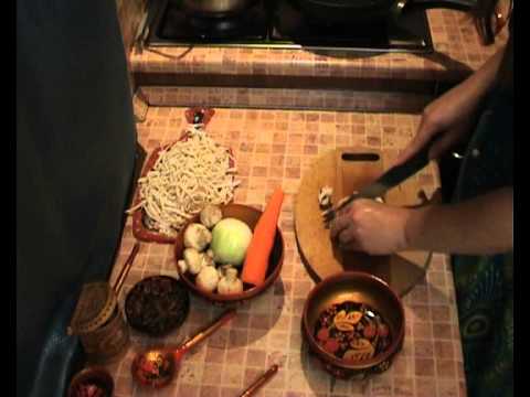 فيديو: طهي شوربة الدجاج بالنودلز منزلية الصنع
