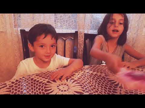 ანდრია და სესო აჩენს ჩხირებს,კანფეტს,ატამს და ვაშვლს.❤