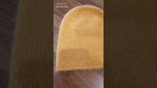 Простая и стильная вязаная бини из пуха норки цвета охры/ Fashion fluffy knitted angora ocher beanie