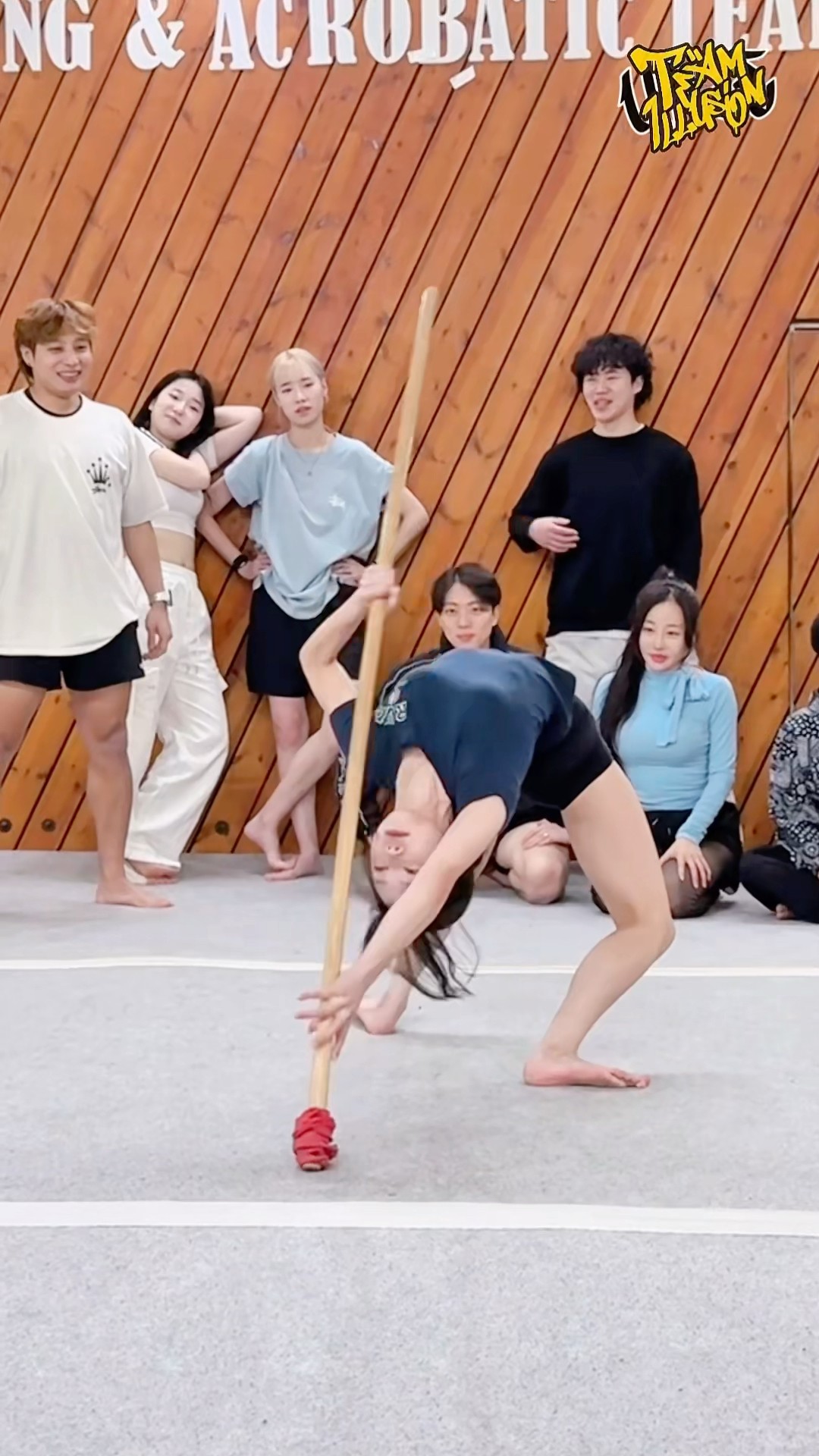 봉들고 한바퀴⁉️? Stick Challenge