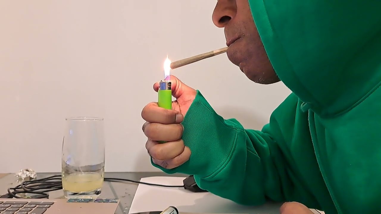 Smoking some weed  😎  chilling out on  a Sunday 