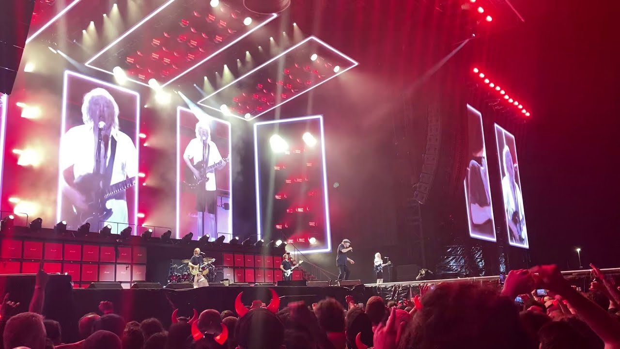 AC/DC T.N.T. [live] - Power Up Tour 2024 - RCF Arena Reggio Emilia ...