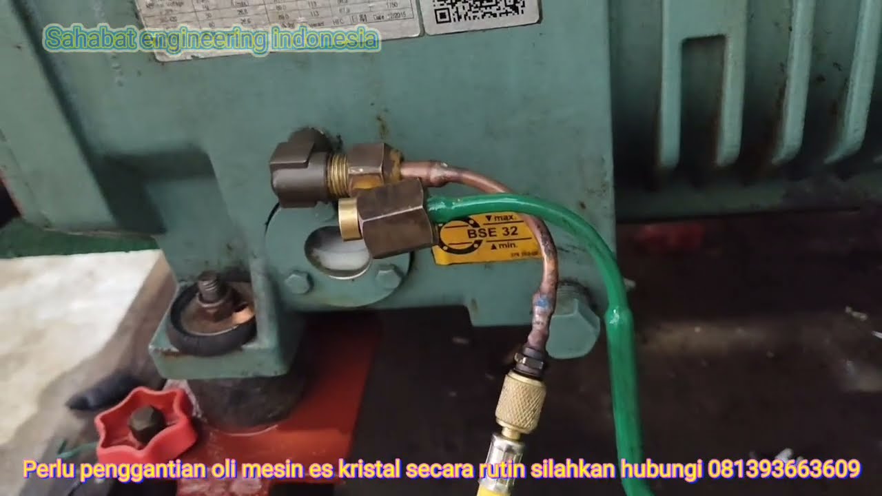 Pengisian oli kompresor mesin es kristal