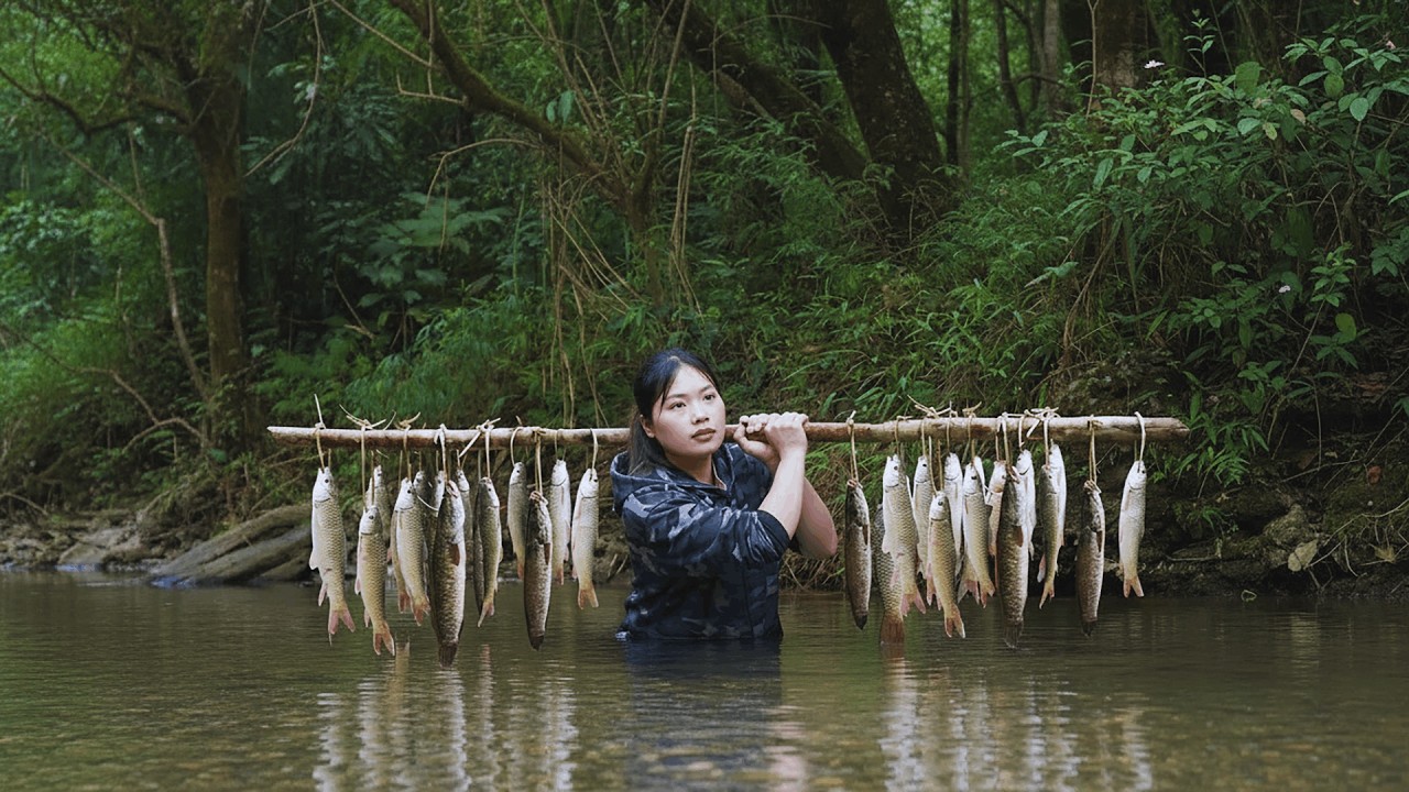 Weaving Baskets to Catch Stream Fish | Solo Wilderness Survival