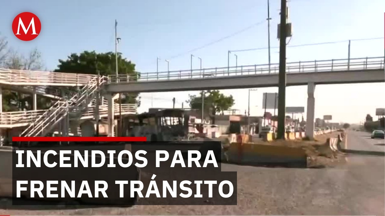 Bloquean accesos tras incendio de vehículos en Guadalajara