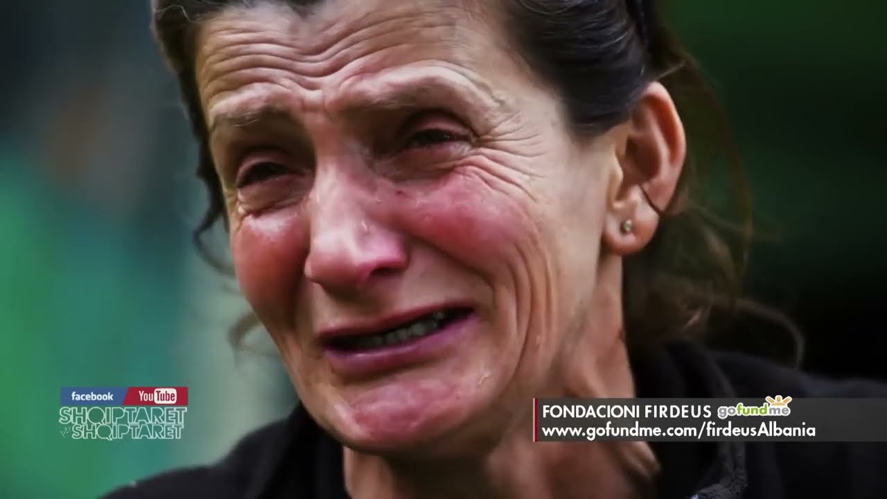 Elvisi viziton 7 jetimet qe jetonin ne mes te pyllit. Ju jep celsat e baneses se re.