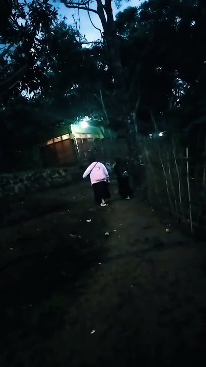 Suasana magrib di kampung