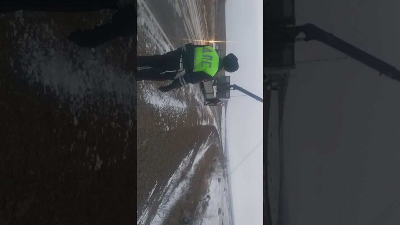 Достают машину из воды
