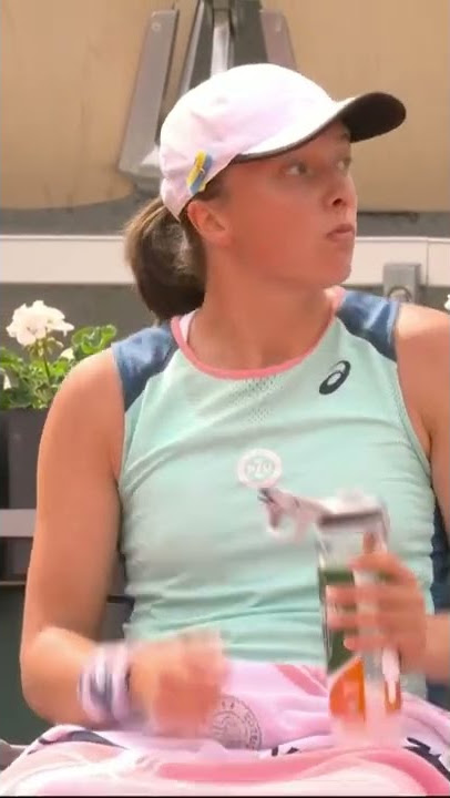 'Sorry!' - Confused Swiatek and umpire laugh after she sits down between points | Eurosport #shorts