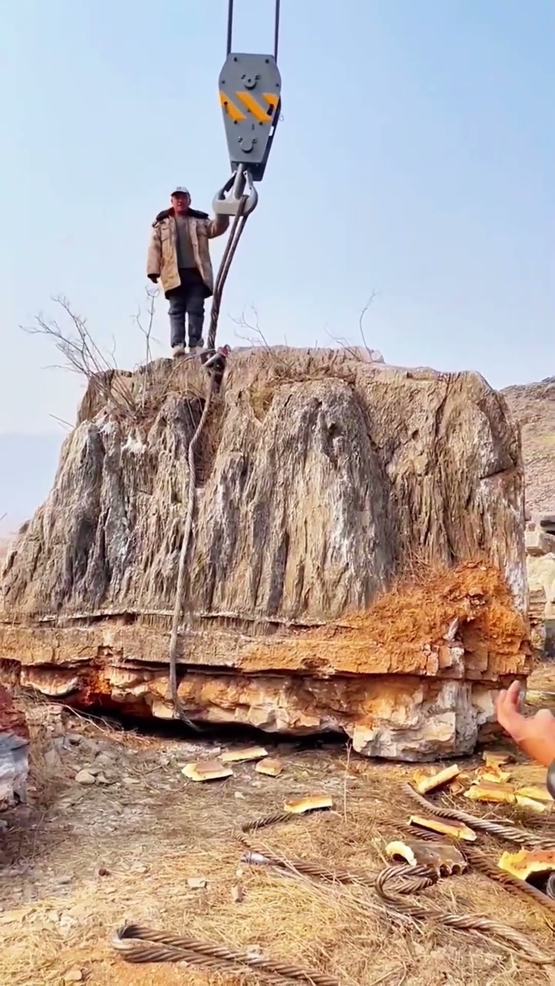 Natural viewing stone mountain excavation process- Good tools and machinery make work easy