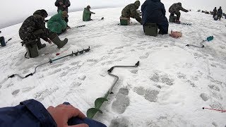 Зимняя рыбалка 2019 ПОСЛЕДНИЙ ЛЕД Раздача Крупной Плотвы в БАЗАРЕ Рыбалка на Волге
