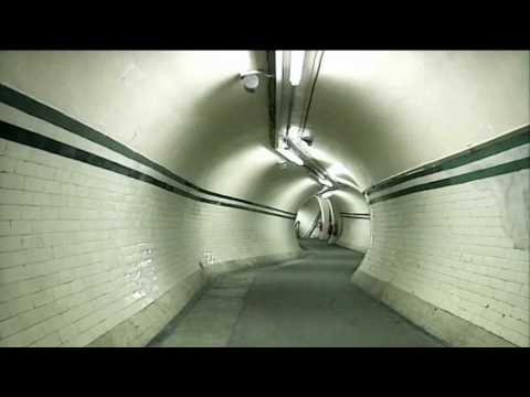 वीडियो: लंदन में अप्रयुक्त एल्डविच स्टेशन यात्रा