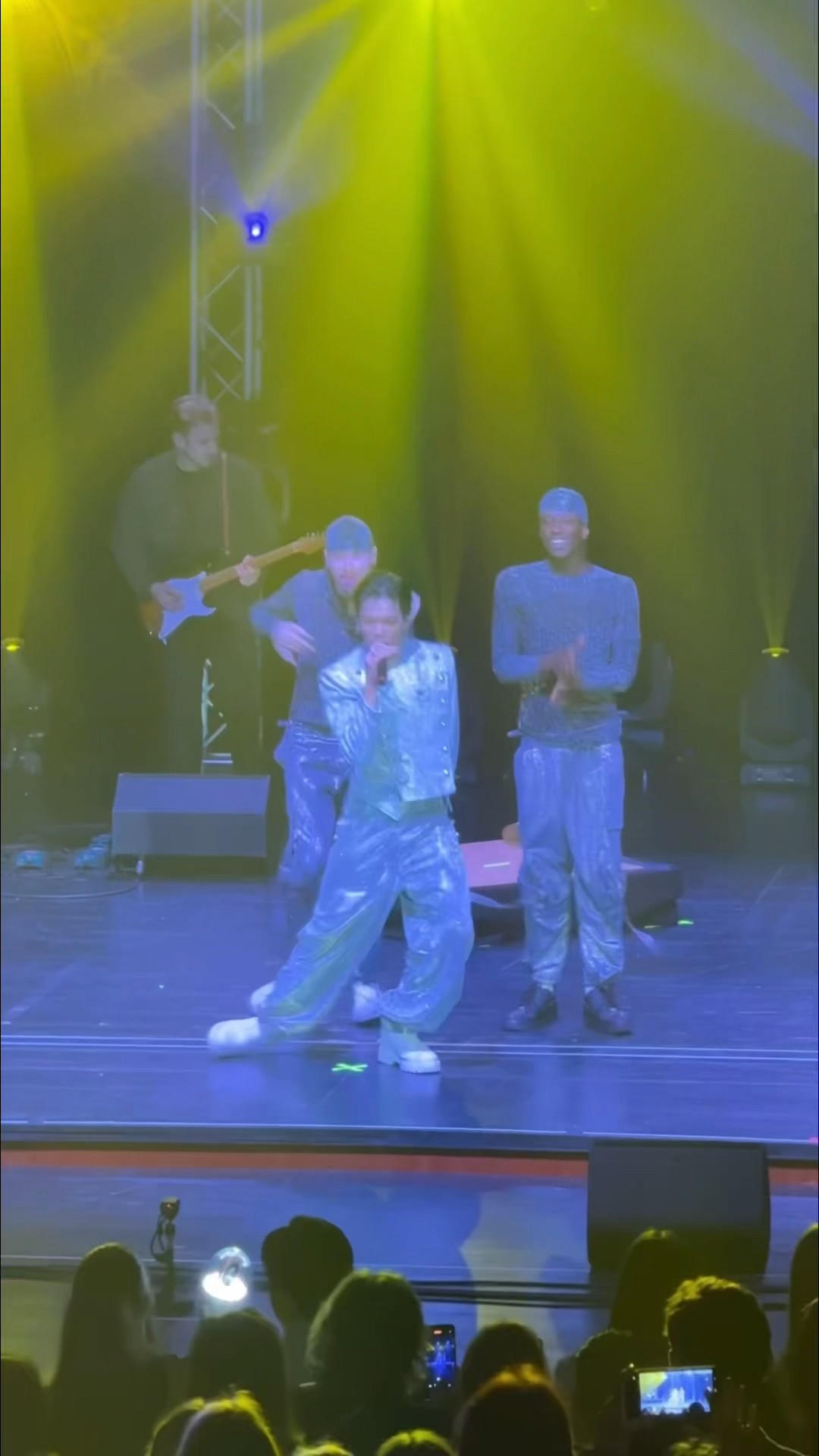 Trọng Hiếu quẩy nhạc Kpop net như 3D #tronghieu #livetour #kpop #kpopdance #3D