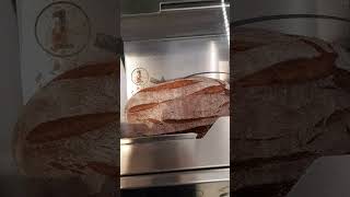 Вот так режут хлеб в магазинах Германии#шортс
